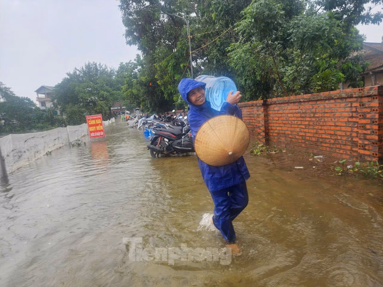Người dân vận chuyển nhu yếu phẩm về cho gia đình.