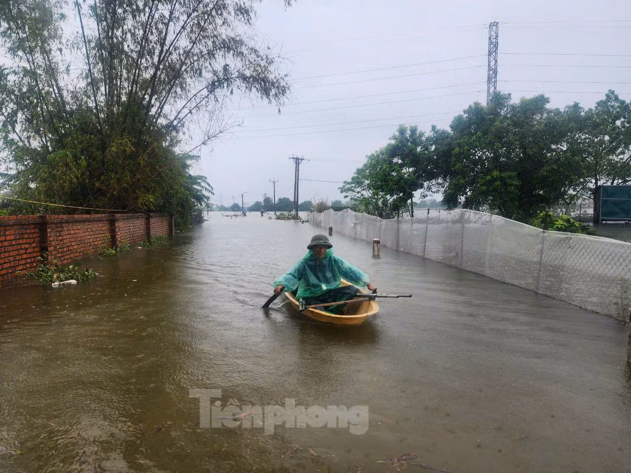 Để di chuyển từ trong xóm ra ngoài hoặc ngược lại, người dân phải dùng thuyền hoặc lội nước. Tuy nhiên, lội nước rất nguy hiểm bởi có chỗ ngập sâu hơn 1m.