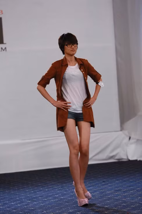 Một thí sinh bị Adam phạt vì mang giầy không đúng chuẩn, từ vòng bikini cô phải mang giày của anh để đi catwalk
