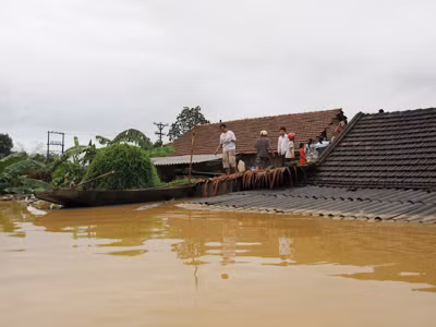 Nước ngập, người dân Hà Tĩnh phải lên... mái nhà tránh lũ