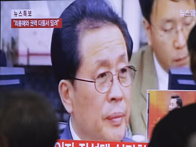 Theo dõi tin về ông Jang Song - thaek trên truyền hình Hàn Quốc. Ảnh: Anh young-joon
