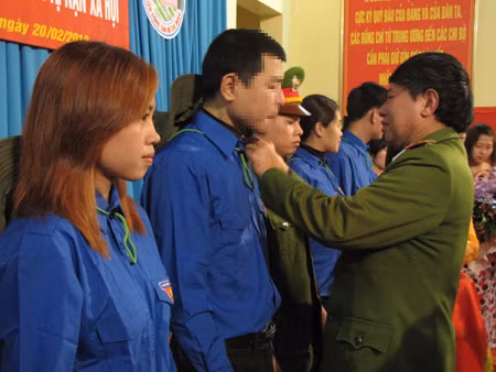 Thiếu tướng Vũ Hùng Vương – Phó Cục trưởng Cục Cảnh sát phòng chống tội phạm – Bộ Công an gắn huy hiệu Đoàn cho Nông Thông Dũng trong đợt kiểm tra công tác Phòng chống ma túy trong thanh thiếu niên tại Hà Giang. Ảnh: Trường Phong