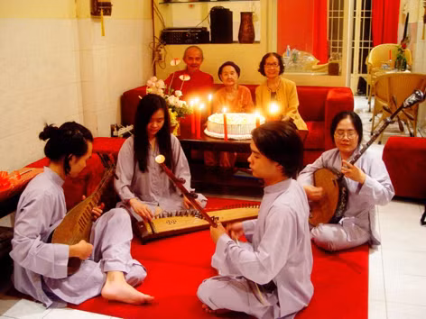 3 thế hệ bảo tồn nhạc cổ truyền. Ảnh: T.L. 3 thế hệ bảo tồn nhạc cổ truyền. Ảnh: T.L