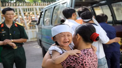 Cháu Thảo - em ruột Khánh khóc to khi biết anh đã chết - Ảnh: Anh Thoa (Tuổi Trẻ). Cháu Thảo - em ruột Khánh khóc to khi biết anh đã chết - Ảnh: Anh Thoa (Tuổi Trẻ)