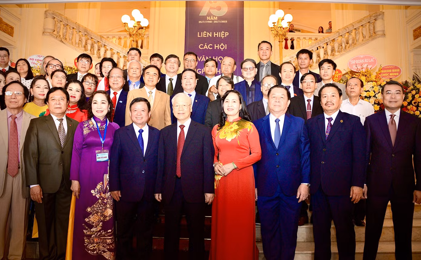 Tổng Bí thư Nguyễn Phú Trọng và các đồng chí lãnh đạo Đảng, Nhà nước cùng đại biểu tham dự buổi lễ. Ảnh: Văn Hiếu.