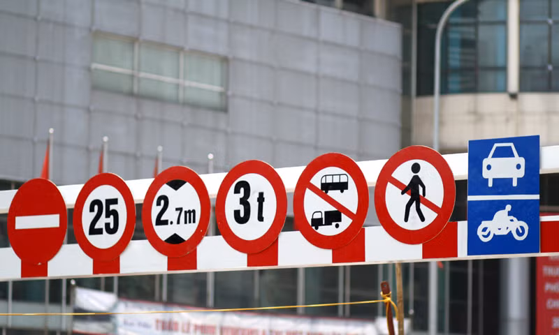 Biển báo ghi rõ chỉ dành cho xe mô tô, xe ô tô có trọng tải 3 tấn trở xuống. Cấm người đi bộ, xe ô tô tải...