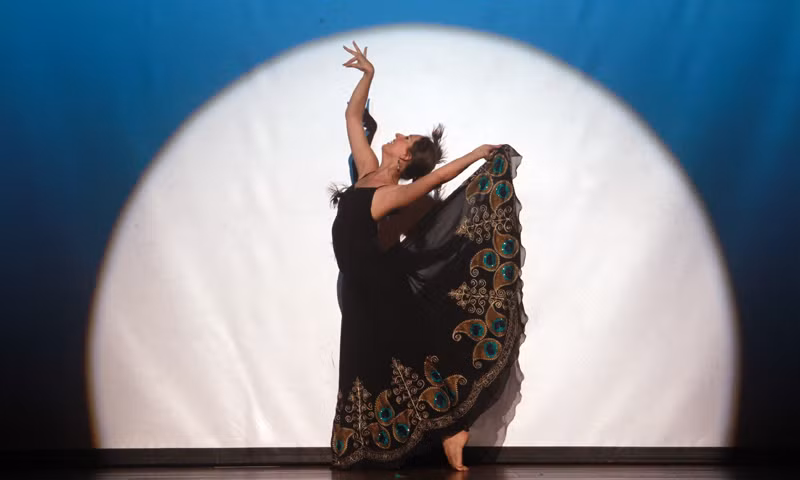 Tiết mục múa công của dancer đến từ Pháp
