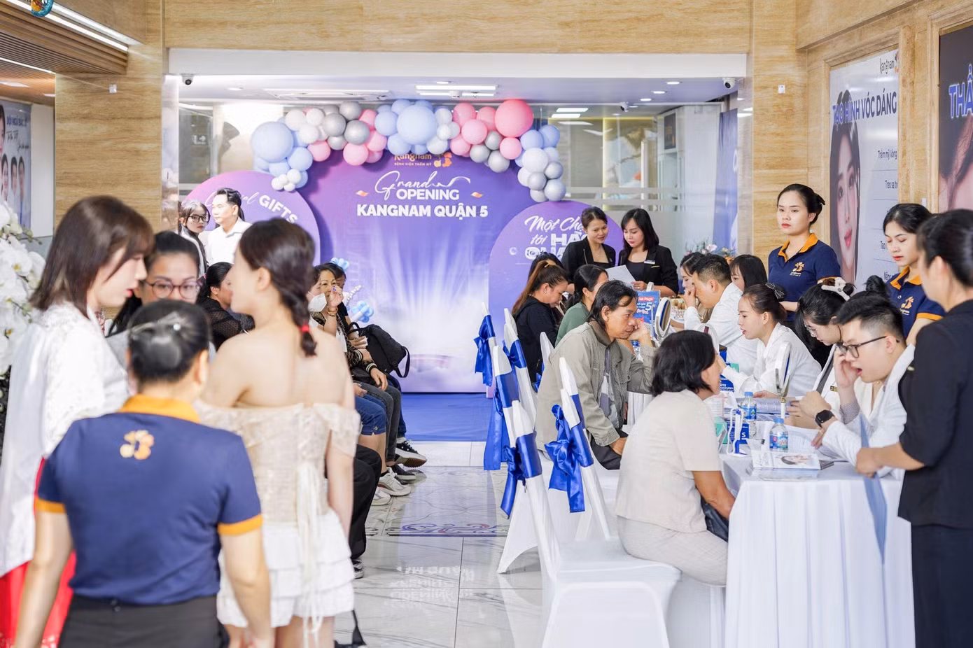 Đông đảo khách hàng tham dự sự kiện khai trương và nhận ưu đãi hấp dẫn Đông đảo khách hàng tham dự sự kiện khai trương và nhận ưu đãi hấp dẫn