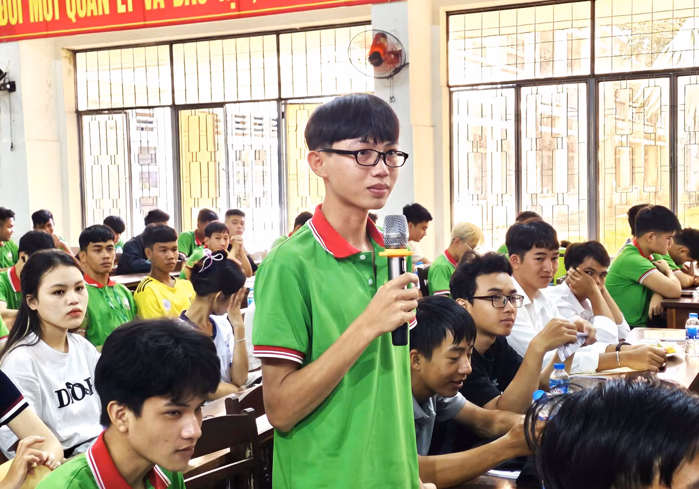 Sinh viên bày tỏ sự quan tâm liên quan đến nghề nghiệp Sinh viên bày tỏ sự quan tâm liên quan đến nghề nghiệp
