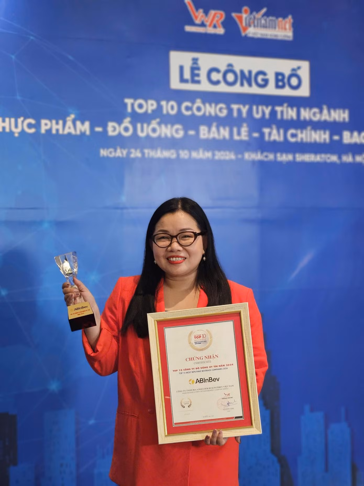 Chị Bùi Thị Ngọc Kiều nhận giải thưởng Top 10 công ty đồ uống có cồn uy tín năm 2024 tại lễ công bố do Vietnam Report tổ chức.