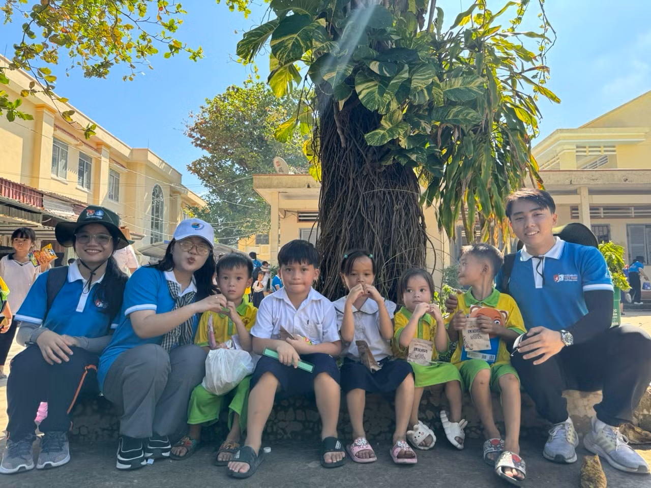 Tặng quà các em học sinh trên xã đảo.