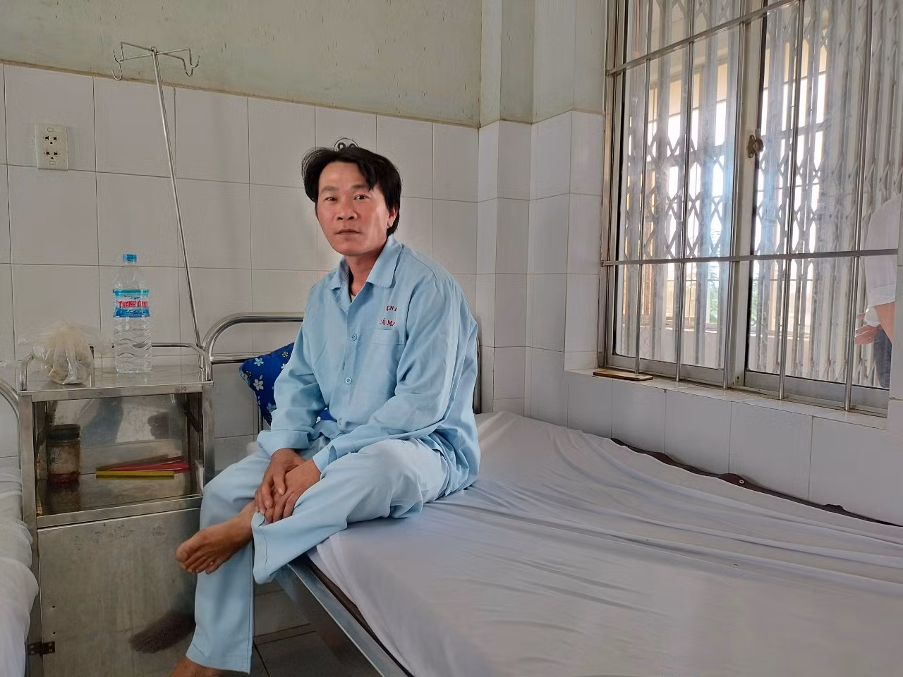 Một ngư dân bị thương đang nằm điều trị tại Bệnh viện Đa khoa Cà Mau.