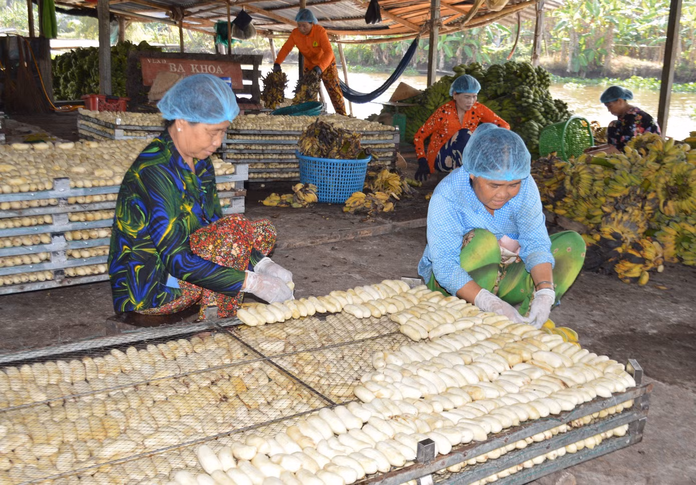 Bà con làm nghề quanh năm nhưng dịp cuối năm là thời điểm hàng hóa cung ứng ra thị trường nhiều nhất. Bà con làm nghề quanh năm nhưng dịp cuối năm là thời điểm hàng hóa cung ứng ra thị trường nhiều nhất.