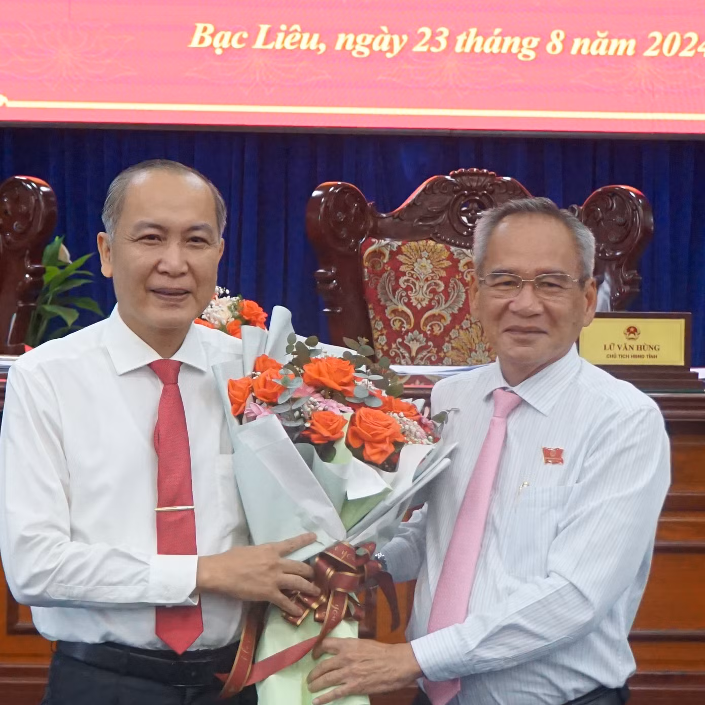 Ông Phan Như Nguyện (trái) được miễn nhiệm chức vụ phó chủ tịch HĐND tỉnh Bạc Liêu để nhận nhiệm vụ mới ở Trung ương.