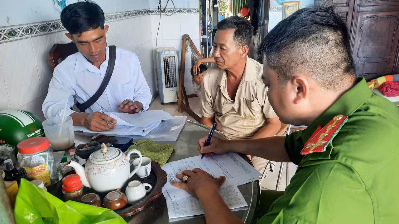 Lực lượng chức năng làm việc với ông Nhỏ. Ảnh: Chí Hiểu.