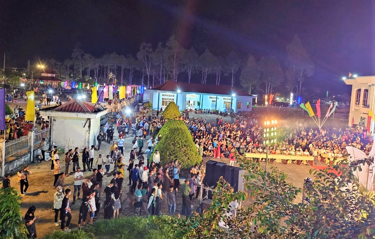 Ngoài điểm chính tại thành phố Cà Mau, tỉnh Cà Mau còn có 3 địa phương bắn pháo hoa nghệ thuật tầm thấp ở huyện Năm Căn, Thới Bình, Trần Văn Thời để phục vụ người dân vui Xuân, đón Tết. Ngoài điểm chính tại thành phố Cà Mau, tỉnh Cà Mau còn có 3 địa phương bắn pháo hoa nghệ thuật tầm thấp ở huyện Năm Căn, Thới Bình, Trần Văn Thời để phục vụ người dân vui Xuân, đón Tết.