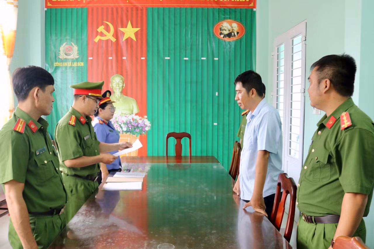 Công an tống đạt quyết định tố tụng đối với Trần Thanh Hùng.