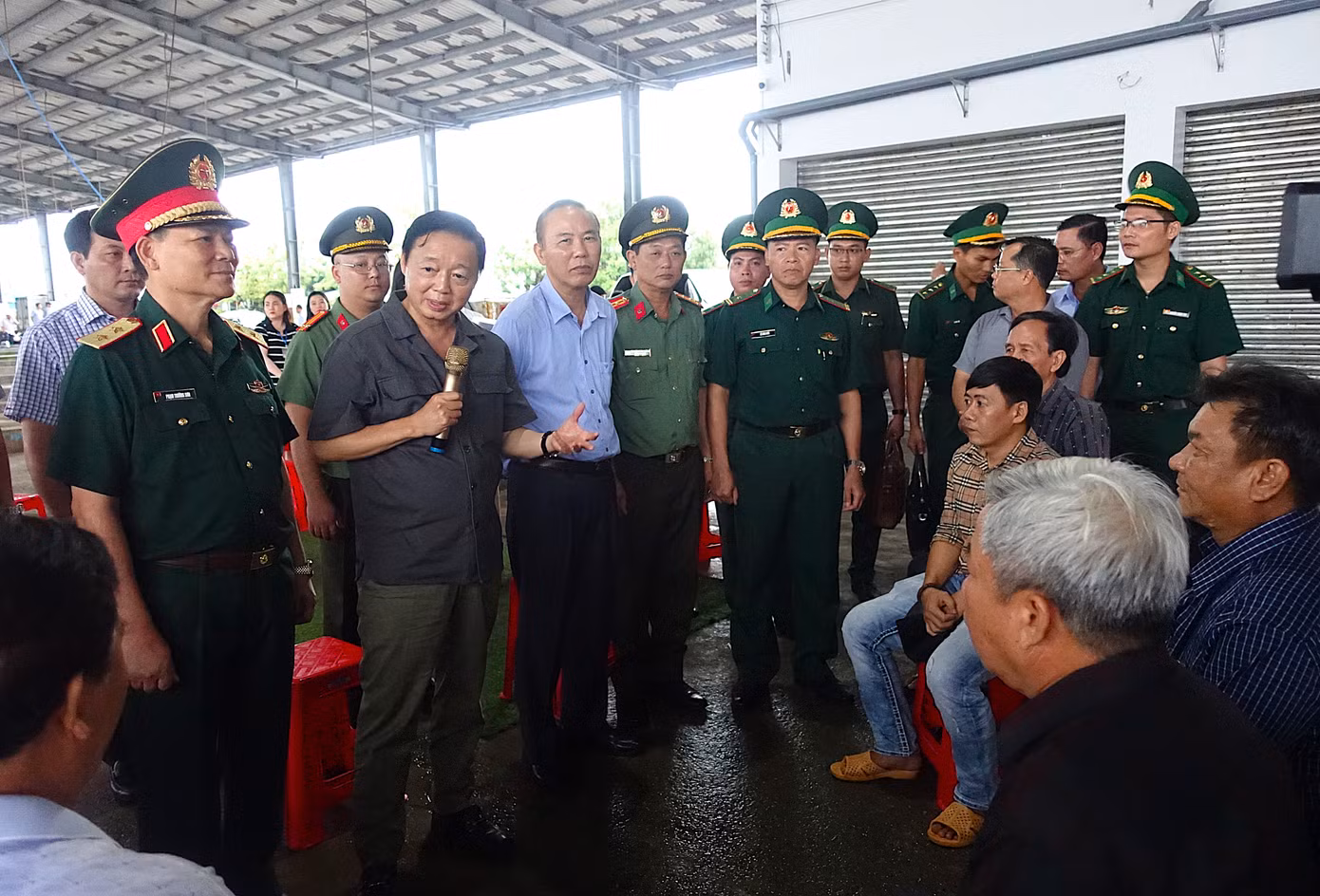 Phó Thủ tướng Trần Hồng Hà gặp gỡ trao đổi với ngư dân thị trấn Sông Đốc.
