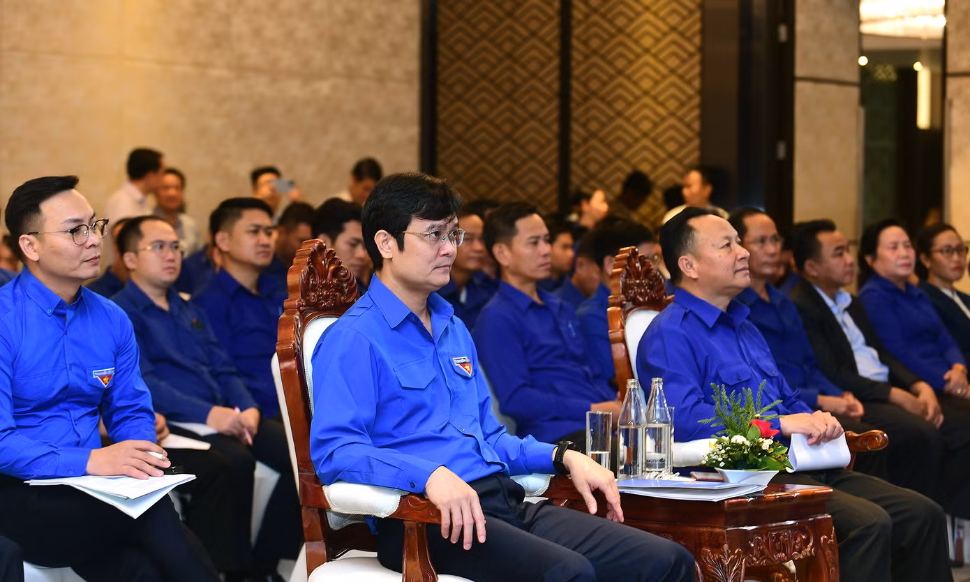 Anh Bùi Quang Huy và anh Monxay Laomuasong dự lễ khai mạc. Ảnh: Xuân Tùng
