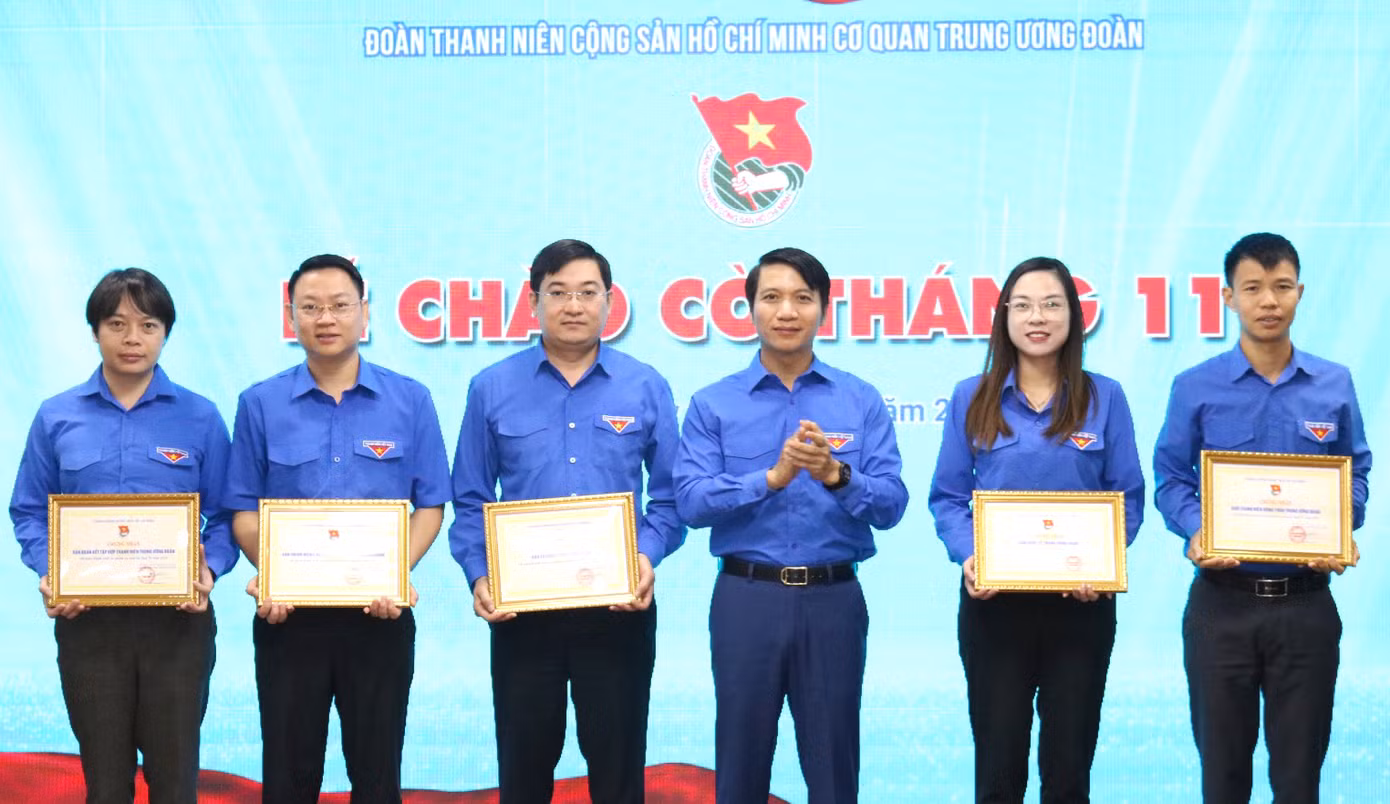 Anh Nguyễn Ngọc Lương trao khen thưởng 5 tập thể hoàn thành xuất sắc nhiệm vụ trong quý III năm 2023.