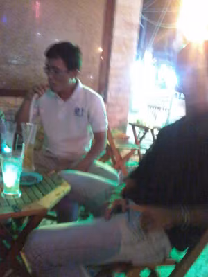 Chìm đắm trong khói shisha. Ảnh: Gia Huy
