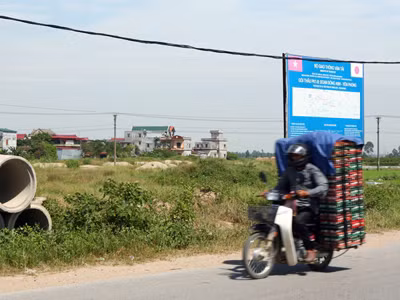Dự án xây dựng đường cao tốc Hà Nội - Thái Nguyên bị chậm tiến độ do nhiều đoạn chưa giải phóng được mặt bằng Ảnh: Hồng Vĩnh