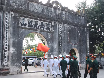 Đúng dịp 712 năm ngày mất của Anh hùng dân tộc Trần Hưng Đạo, Tiểu đoàn 666 mang tên Trần Hưng Đạo (Quân Khu Tả Ngạn) viếng Đền Kiếp Bạc nhân 40 năm ngày truyền thống