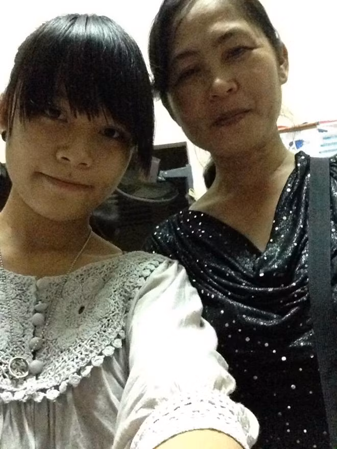 Hai mẹ con chị Bạch Tuyết và con gái Tuyết Trân . Hai mẹ con chị Bạch Tuyết và con gái Tuyết Trân