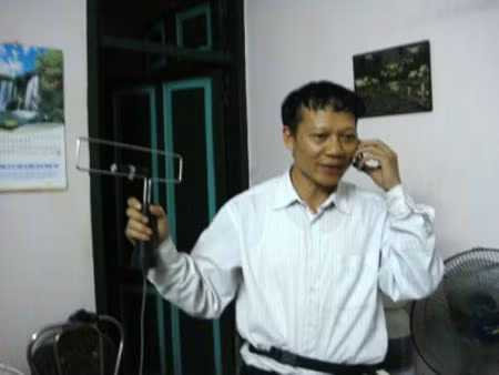 Kỹ sư Nguyễn Văn Hào đang biểu diễn máy BXT