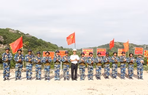 Cán bộ, chiến sĩ chung niềm vui bắn giỏi