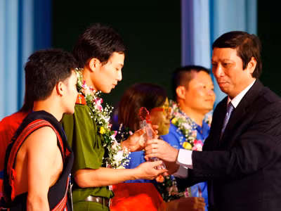 Ông Hồ Đức Việt (bìa phải) tặng biểu trưng cho thanh niên tiên tiến toàn quốc năm 2009. Ảnh: Hồng Vĩnh
