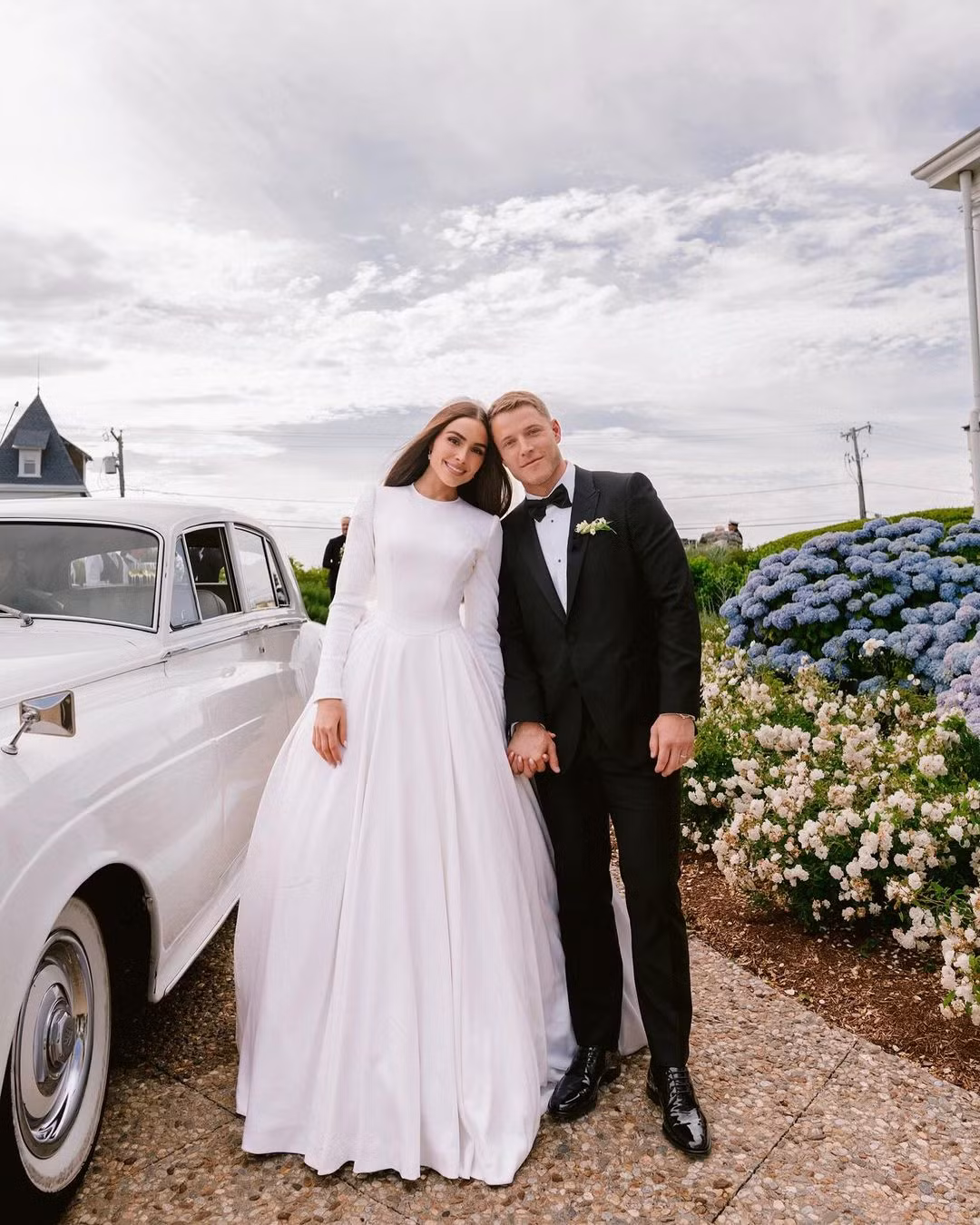 Olivia Culpo và Christian McCaffrey trao nhau nụ hôn say đắm. Buổi tiệc có sự tham gia của người mẫu Brooke Nader, hoàng tử Constantine Alexios của Hy Lạp, diễn viên hài Shane Gillis... Olivia Culpo và Christian McCaffrey trao nhau nụ hôn say đắm. Buổi tiệc có sự tham gia của người mẫu Brooke Nader, hoàng tử Constantine Alexios của Hy Lạp, diễn viên hài Shane Gillis...