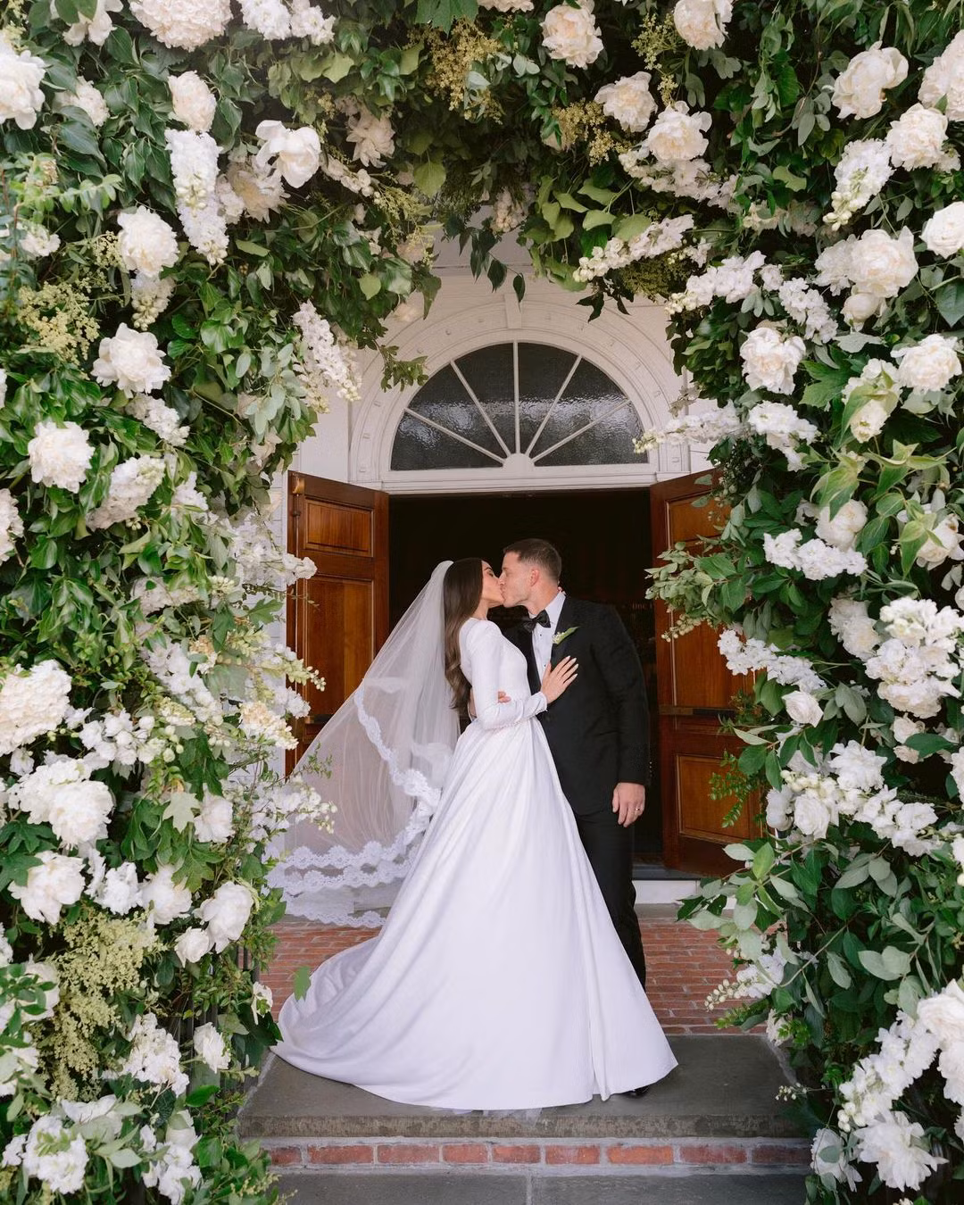 Olivia Culpo và Christian McCaffrey trao nhau nụ hôn say đắm. Buổi tiệc có sự tham gia của người mẫu Brooke Nader, hoàng tử Constantine Alexios của Hy Lạp, diễn viên hài Shane Gillis... Olivia Culpo và Christian McCaffrey trao nhau nụ hôn say đắm. Buổi tiệc có sự tham gia của người mẫu Brooke Nader, hoàng tử Constantine Alexios của Hy Lạp, diễn viên hài Shane Gillis...
