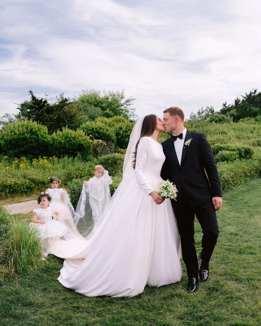 Olivia Culpo và Christian McCaffrey bí mật hẹn hò từ 2019. Khi công khai chuyện tình cảm vào năm 2020, họ được gia đình hai bên ủng hộ. Tháng 4/2023, McCaffrey cầu hôn Olivia trong chuyến du lịch ở Utah. Olivia Culpo từng yêu ca sĩ Nick Jonas, cầu thủ bóng bầu dục Danny Amendola trước khi đến với Christian McCaffrey. Olivia Culpo và Christian McCaffrey bí mật hẹn hò từ 2019. Khi công khai chuyện tình cảm vào năm 2020, họ được gia đình hai bên ủng hộ. Tháng 4/2023, McCaffrey cầu hôn Olivia trong chuyến du lịch ở Utah. Olivia Culpo từng yêu ca sĩ Nick Jonas, cầu thủ bóng bầu dục Danny Amendola trước khi đến với Christian McCaffrey.