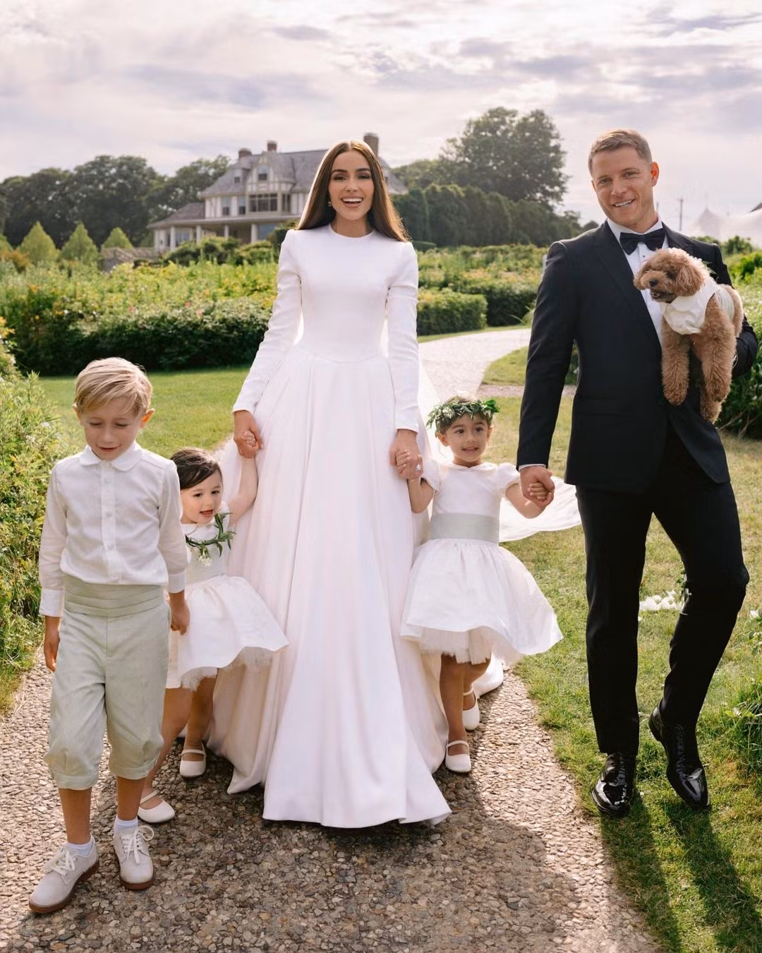 Olivia Culpo và Christian McCaffrey trao nhau nụ hôn say đắm. Buổi tiệc có sự tham gia của người mẫu Brooke Nader, hoàng tử Constantine Alexios của Hy Lạp, diễn viên hài Shane Gillis... Olivia Culpo và Christian McCaffrey trao nhau nụ hôn say đắm. Buổi tiệc có sự tham gia của người mẫu Brooke Nader, hoàng tử Constantine Alexios của Hy Lạp, diễn viên hài Shane Gillis...