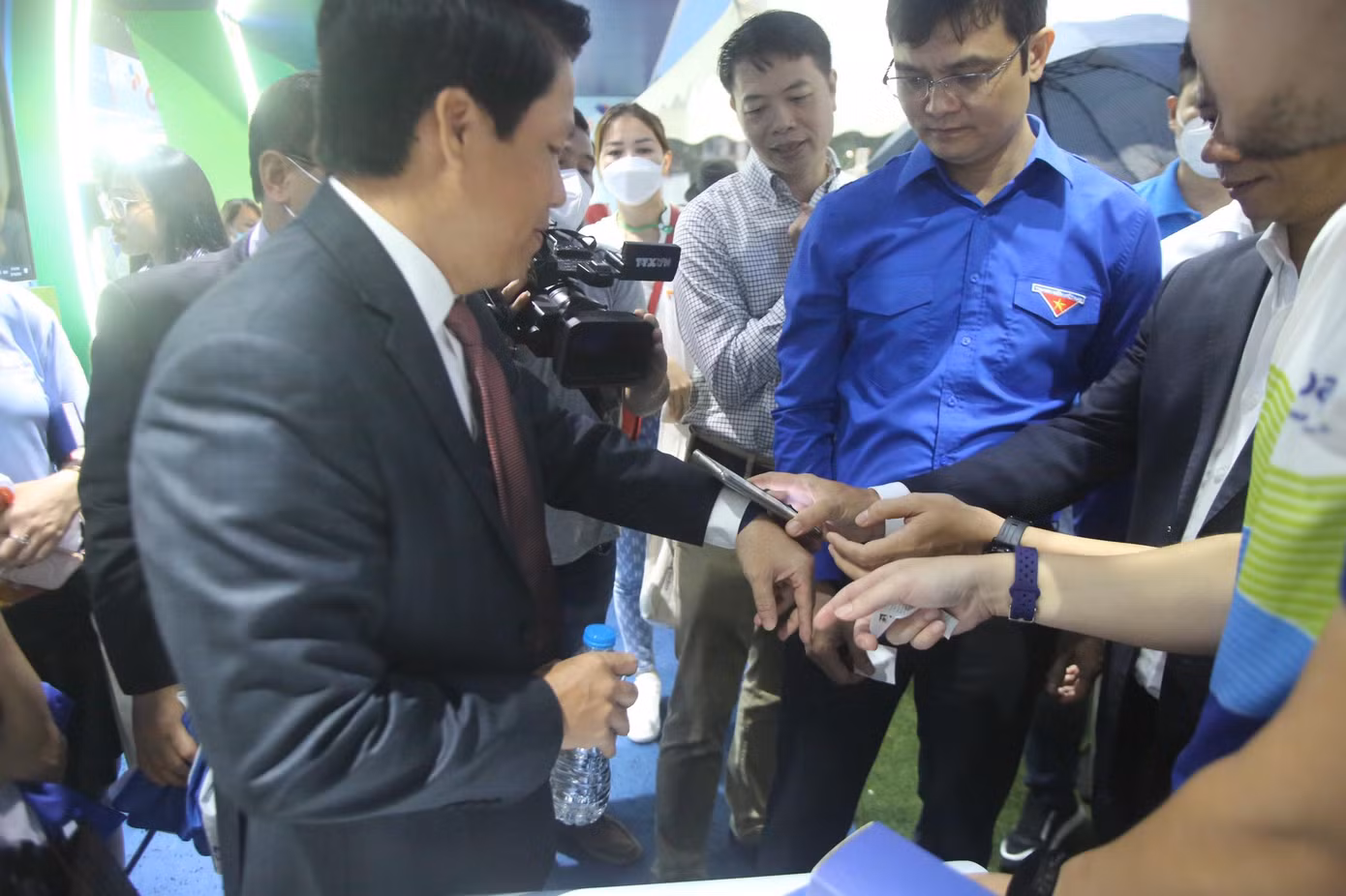 Chỉ cần một chạm từ vòng tay thanh toán, Phó Thống đốc mua nhiều món đồ tại Sóng Festival. Chỉ cần một chạm từ vòng tay thanh toán, Phó Thống đốc mua nhiều món đồ tại Sóng Festival.