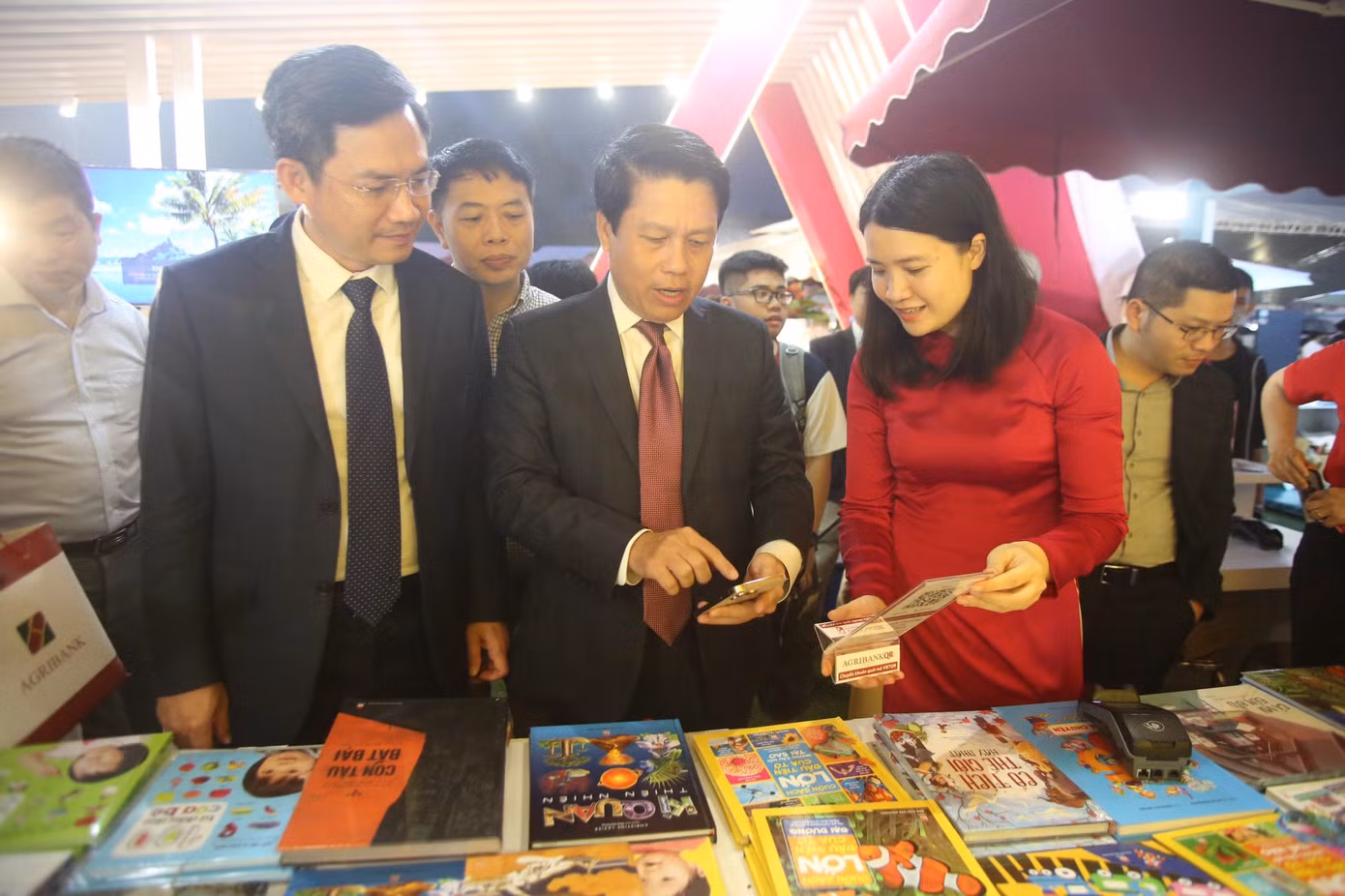 Phó Thống đốc thanh toán bằng quét mã VietQR tại gian hàng của Ngân hàng Agribank để mua sách. Phó Thống đốc mua 2 cuốn sách cho con trai bằng ap tài khoản trên điện thoại của mình. Phó Thống đốc thanh toán bằng quét mã VietQR tại gian hàng của Ngân hàng Agribank để mua sách. Phó Thống đốc mua 2 cuốn sách cho con trai bằng ap tài khoản trên điện thoại của mình.