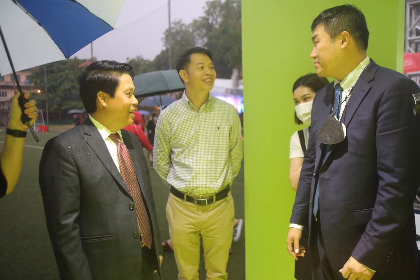Tại một trong những ngân hàng nước ngoài tham gia Ngày Thẻ Việt Nam lần 2, Phó Thống đốc hỏi về những công nghệ mới của gian hàng. Ông rất hài lòng vì chỉ mất vài phút, các bạn trẻ có thể mở tài khoản ngân hàng nhanh chóng trên nền tảng online. Tại ngân hàng này, trong ngày 16/4, đã mở gần 500 tài khoản mới. Tại một trong những ngân hàng nước ngoài tham gia Ngày Thẻ Việt Nam lần 2, Phó Thống đốc hỏi về những công nghệ mới của gian hàng. Ông rất hài lòng vì chỉ mất vài phút, các bạn trẻ có thể mở tài khoản ngân hàng nhanh chóng trên nền tảng online. Tại ngân hàng này, trong ngày 16/4, đã mở gần 500 tài khoản mới.