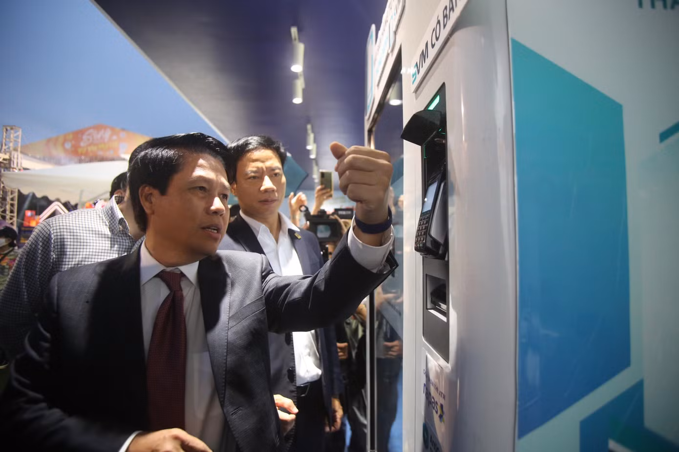 Phó Thống đốc NHNN Phạm Tiến Dũng trải nghiệm thanh toán bằng vòng tay của Napas tại quầy bán nước tự động. Chỉ chạm nhẹ 2 giây, lãnh đạo NHNN nhận ngay món đồ uống yêu thích. Phó Thống đốc NHNN Phạm Tiến Dũng trải nghiệm thanh toán bằng vòng tay của Napas tại quầy bán nước tự động. Chỉ chạm nhẹ 2 giây, lãnh đạo NHNN nhận ngay món đồ uống yêu thích.