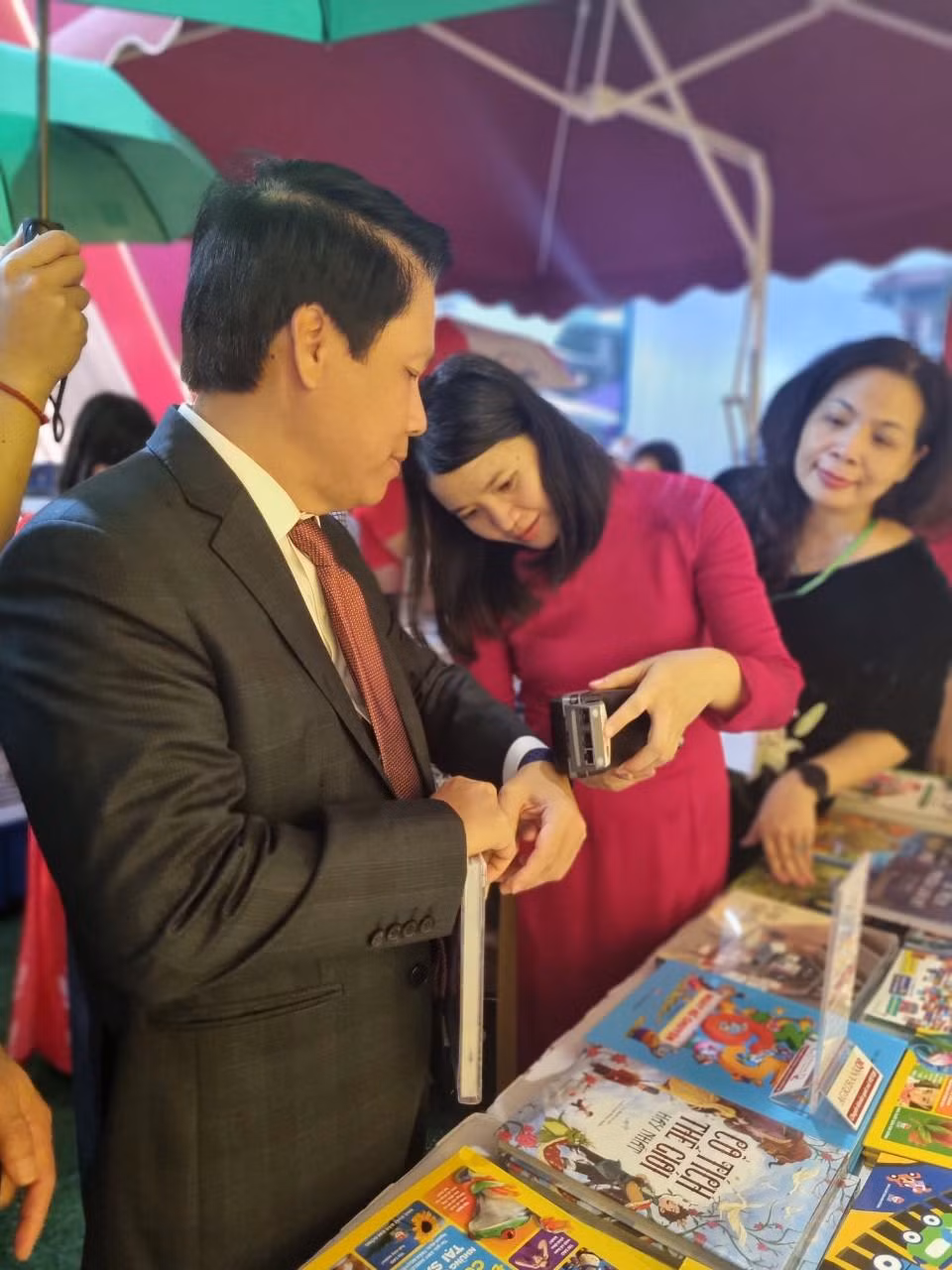 Vòng tay 1 chạm sử dụng tiện ích khi thanh toán tại các gian hàng. Vòng tay 1 chạm sử dụng tiện ích khi thanh toán tại các gian hàng.