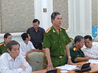 Đại tá Ngô Minh Châu (đứng) - phó giám đốc Công an TP - nói phấn đấu các loại án cướp, cướp giật, trộm cắp khám phá tăng 5% so với năm 2012