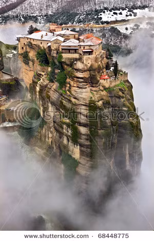Hình ảnh tu viện Meteora chìm trong sương mù. Ảnh: Travelkeys