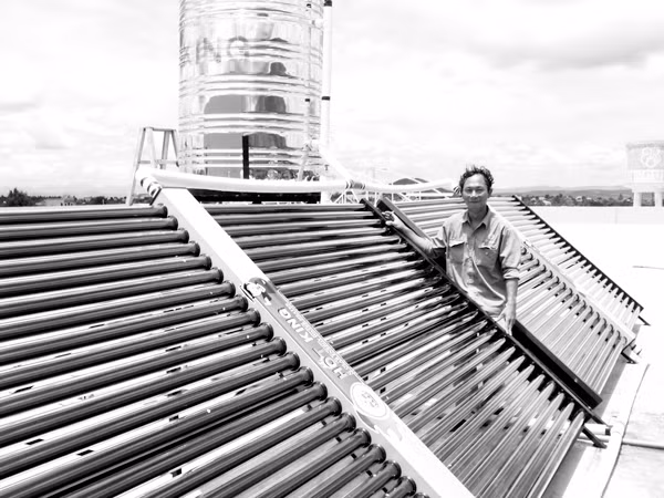 Tại Việt Nam, nhiều người dân đã bắt đầu quen với việc sử dụng bình nước nóng NLMT thay cho bình đun nước nóng bằng điện . Tại Việt Nam, nhiều người dân đã bắt đầu quen với việc sử dụng bình nước nóng NLMT thay cho bình đun nước nóng bằng điện