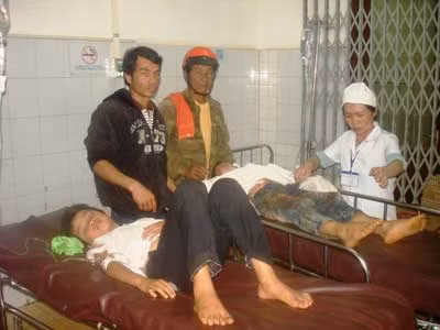 Các nạn nhân đang được cấp cứu tại bệnh viện