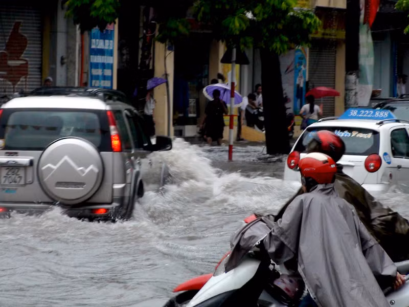 Mạnh ai nấy đi, khiến nhiều người dắt xe máy nằm ngã lăn ra đường