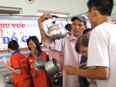 Gian hàng trao đổi đồ gia dụng thu hút nhiều người tham gia. Ảnh: K.Anh
