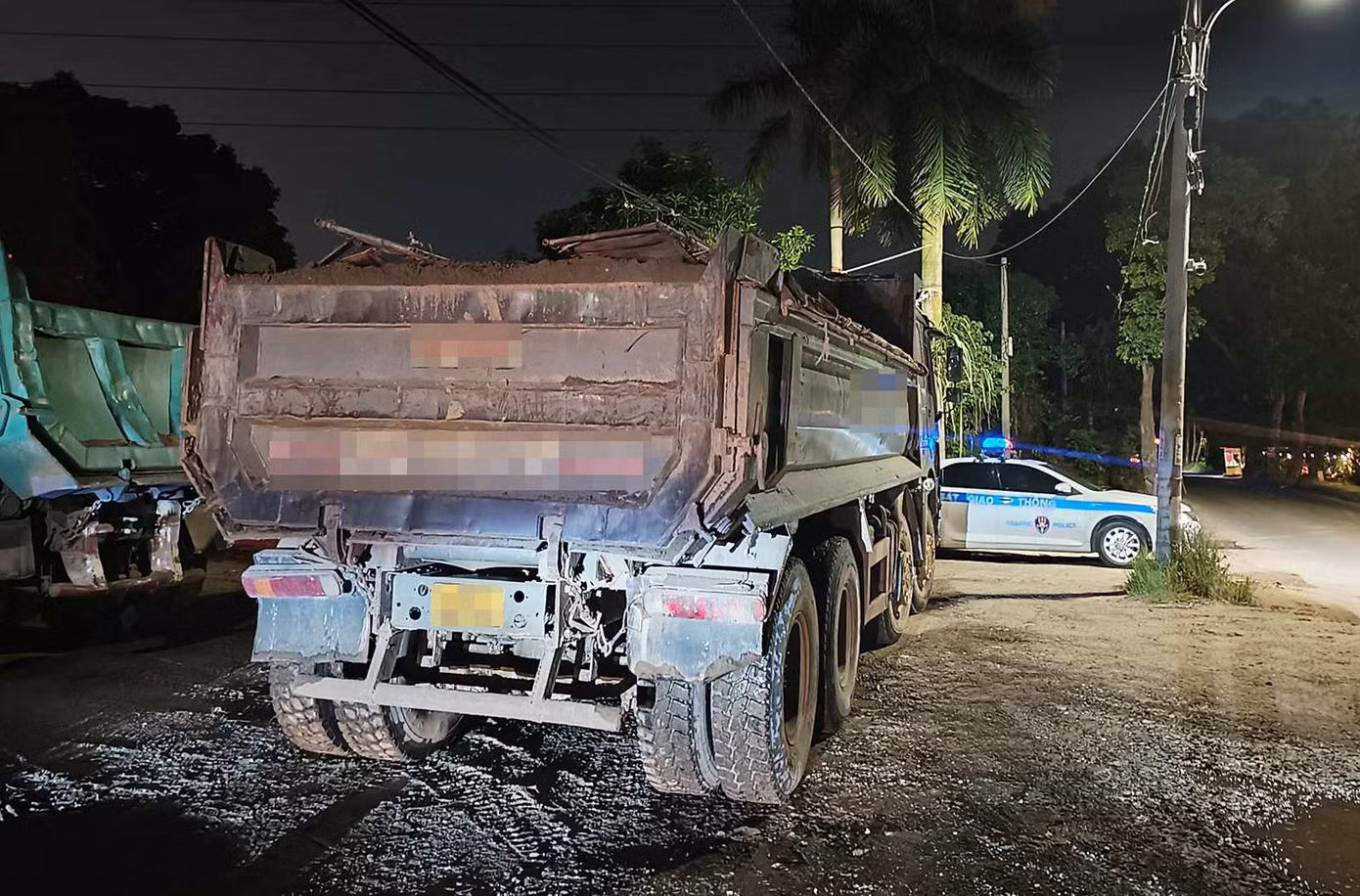 Phát hiện tổ công tác, tài xế đánh xe vào lề đường nhằm tránh bị kiểm tra.
