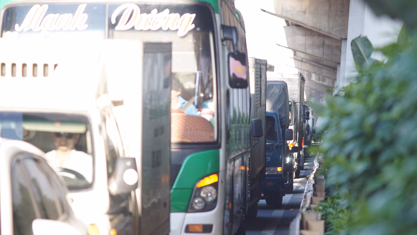 Hướng từ cầu Thanh Trì vào trung tâm Hà Nội các phương tiện cũng bị ùn dài.