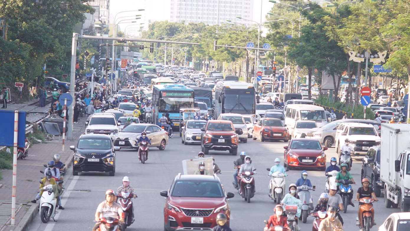 Nắm bắt lưu lượng phương tiện tăng cao vào chiều và tối hôm nay, lực lượng CSGT Hà Nội huy động tối đa cán bộ chiến sĩ túc trực tại các tuyến đường để điều tiết giao thông.
