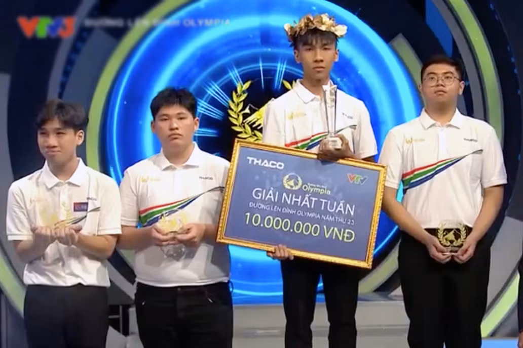 Thái Tuấn giành được vòng nguyệt quế trận thi tuần và Thế Hiển về nhì với số điểm cao nhất tháng, bước tiếp vào trận thi tháng cuối cùng của Đường lên đỉnh olympia.